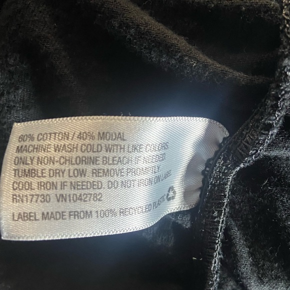 Isabel maternity basic black v neck tee - Picture 4 of 5